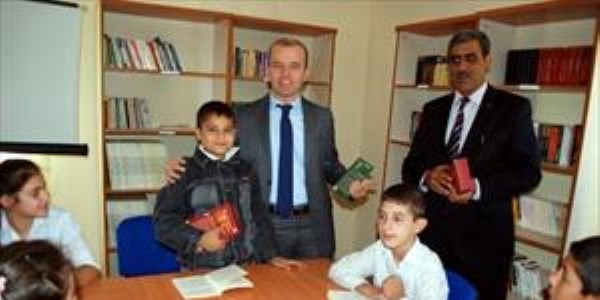 İlköğretim öğrencilerine kitap dağıtıldı