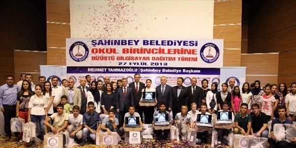 Şahinbey Belediyesi okul birincisi 151 öğrenciye dizüstü bilgisayar hediye etti