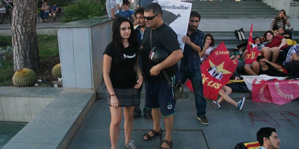 Eyleme kat�lan liseli k�za babas�ndan tepki