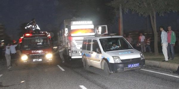 Alevleri söndürmek isteyen itfaiyeciler darp edildi