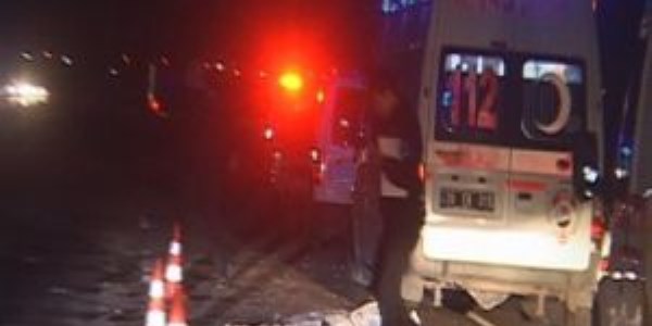 Kars'ta zincirleme kaza 2 �l� 5 yaral�