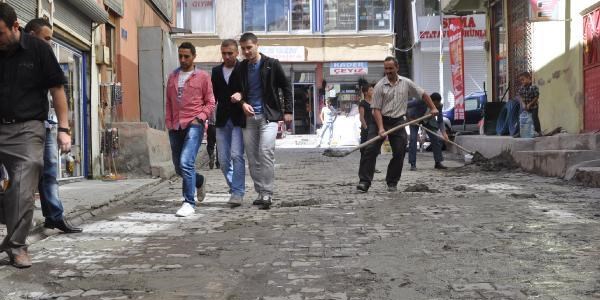 Bozulan yolu esnaf onardı