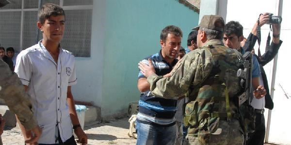 Van'da kaçakçılarla çatışma: 1'i asker 4 yaralı