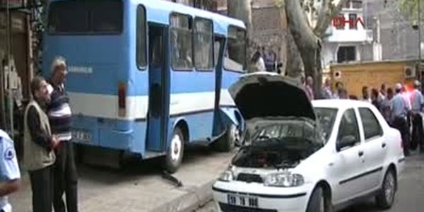 Freni boşalan minibüs kaldırımdaki çocuğa çarptı