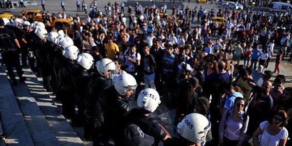 Taksim'de arbede: 13 gözaltı