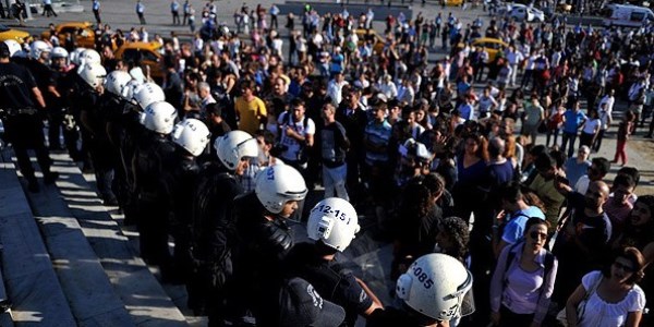 Taksim'de arbede: 13 gzalt