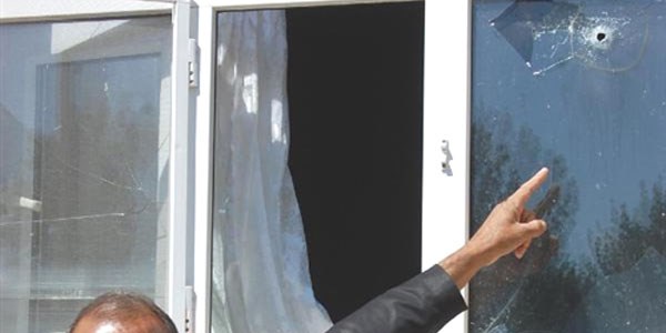 Muş'ta belediye şoförünün evi ve otomobili kaleşnikofla tarandı