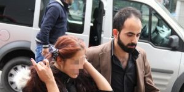 Bebek giysisi �alan k�zlar yakaland�