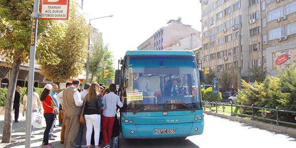 Tramvay durdu, vatandaş otobüslerle yola devam ediyor