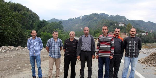 Rize G�neysu aras�ndaki yolun kapal� olmas�na tepki