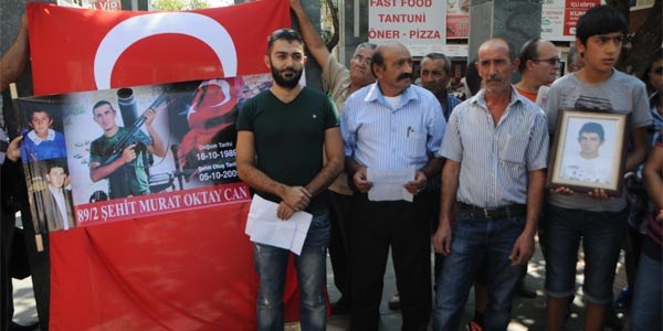 Asker ailelerinin '��pheli �l�mler' eylemi