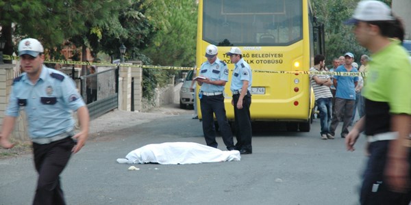 Ya�l� kad�n halk otob�s�n�n alt�nda kalarak hayat�n� kaybetti