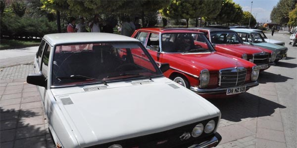 Nostaljik araba tutkunlar� Malatya'da bir araya geldi