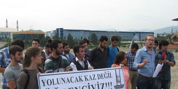 Üniversite öğrencileri yüksek ev kiralarını protesto etti