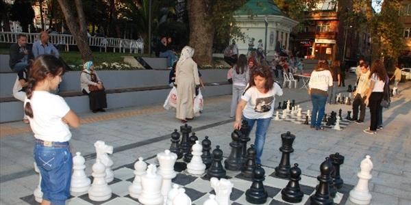Sokakta satranç var