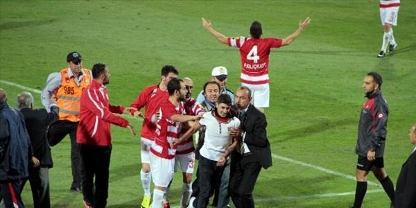 Samsun'da sahaya giren taraftar hakkında yasal işlem başlatıldı