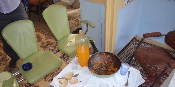 Çalacak bir şey bulamayınca yemek yapıp yediler