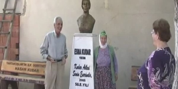 Hayattaki karısının büstünü yaptırdı