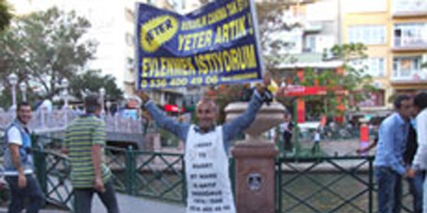 Evlenmek için Ankara'ya yürüyor