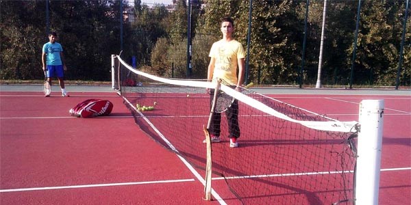 Öğrencilerden tenis filesine ilginç çözüm