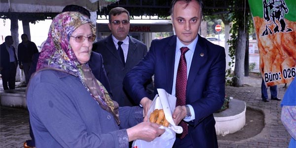 Memurlar başörtü yasağının kalkmasını lokma dökerek kutladı