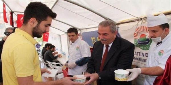 Üniversite öğrencilere ücretsiz çorba-ekmek