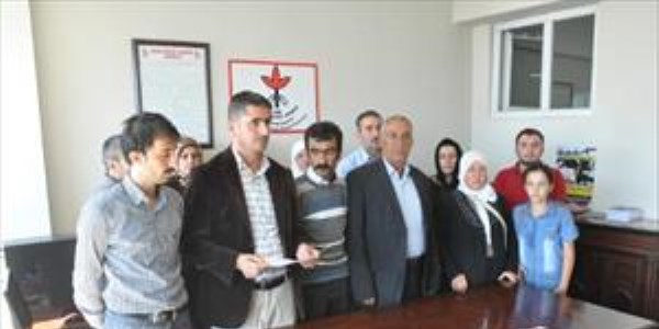 Kayıp kızları için İHD'ye başvurdular