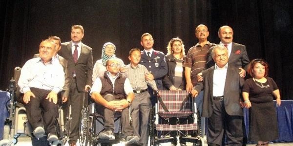 Bedensel engellilerden tiyatro gösterisi