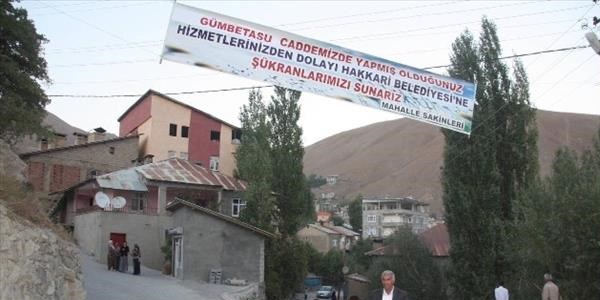 Mahalle sakinlerinden belediyeye teşekkür pankartı