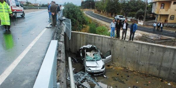 Otomobil köprüden dereye uçtu: 1 ölü, 3 yaralı