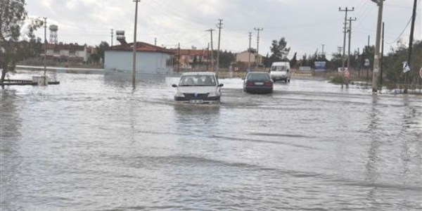 Edremit'te aşırı yağış, su baskınlarına neden oldu