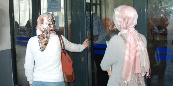 Çarşaf ve mini eteğe 'sosyal hayata uygun' kriteri