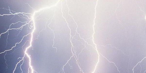 Çanakkale'de bir eve yıldırım düştü