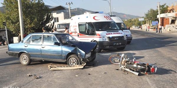 Otomobile çarpan liseli motosikletli yaralandı
