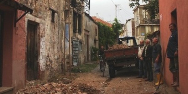 Ayvalık'ta eski ev yağmura dayanamadı