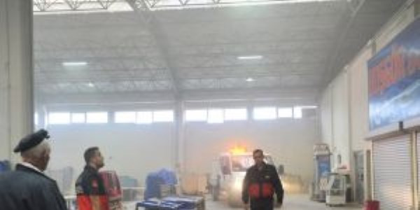 Kapal� pazarda yang�n pani�i