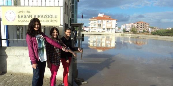 Yeni okulun bah�esi ya�murda g�le d�nd�