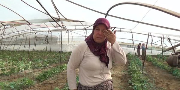 Antalya'da hortum, k�yl� kad�nlar� a�latt�