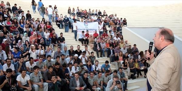 Rektör Coşkun'dan öğrencilerle türkülü sohbet