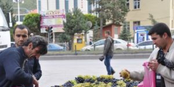 Hizan üzümü Tatvan'da rağbet görüyor