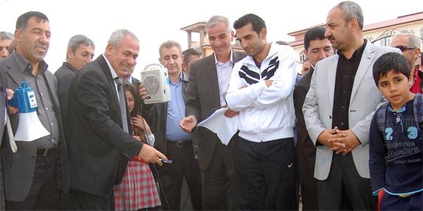 Saldırıya uğrayan öğretmen için kalem bırakma eylemi