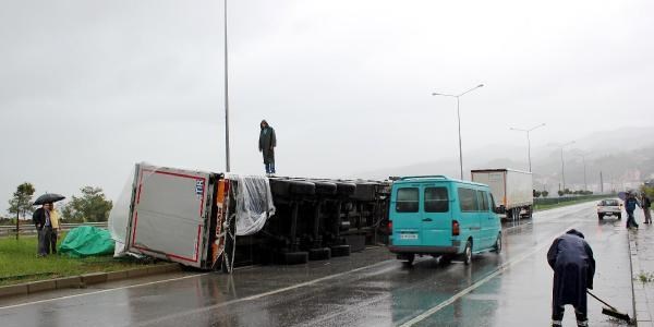 Otomobile çarpan TIR devrildi: 3 yaralı