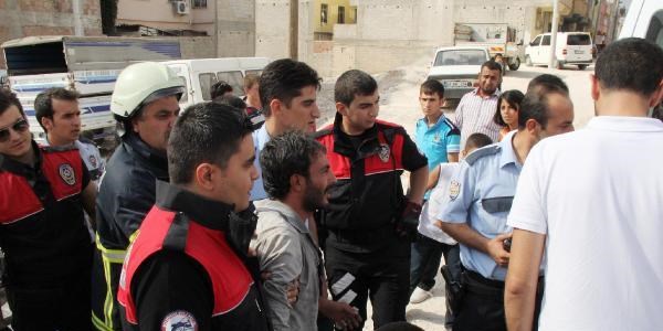 Pazarda kendini yakmaya kalkan işportacıyı polisler ikna etti