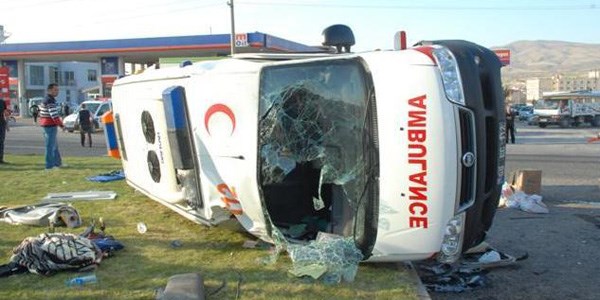 Otomobil hasta taşıyan ambulansa çarptı: 6 yaralı