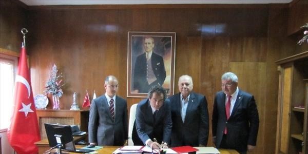 Rektör Özer ile iş adamı Yurtbay protokol imzaladı