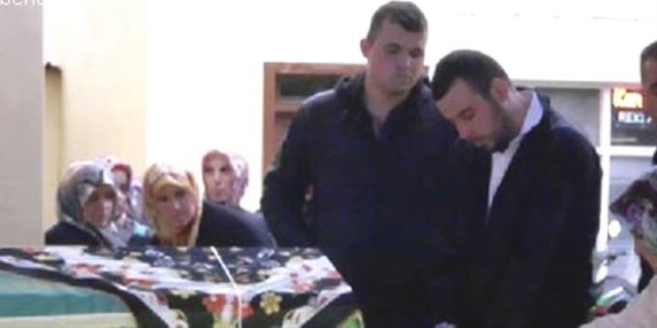 Annesinin cenazesine bileğinde kelepçeyle katıldı