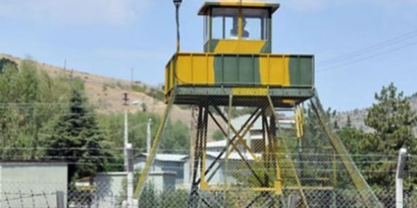 Cizre'de kışlaya ses bombalı saldırı