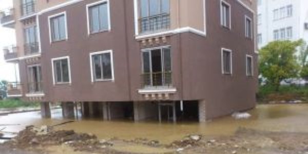 Akçakoca'da sağanak yağış etkili oldu