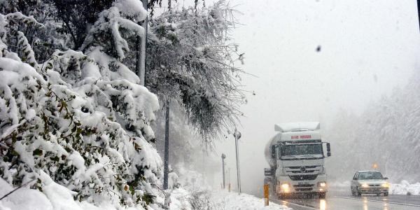Bolu Dağı'nda tipi ulaşımı etkiledi