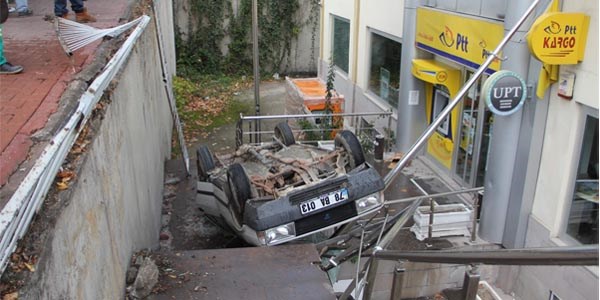 Otomobil PTT şubesinin merdivenlerine uçtu